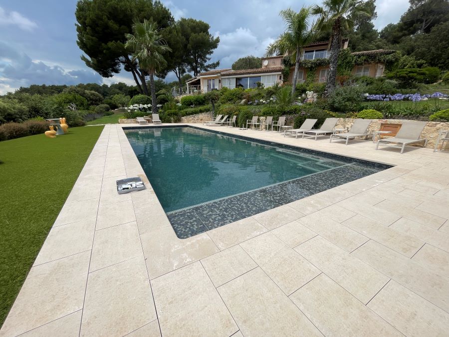 photo d'une belle piscine sur la côte d'Azur 