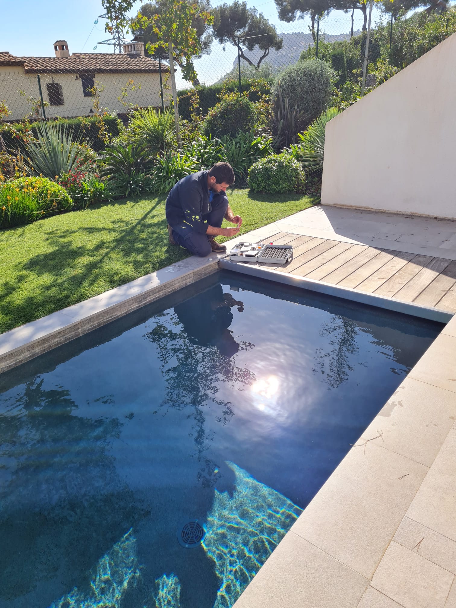 photo d'un tecnicien devant une piscine