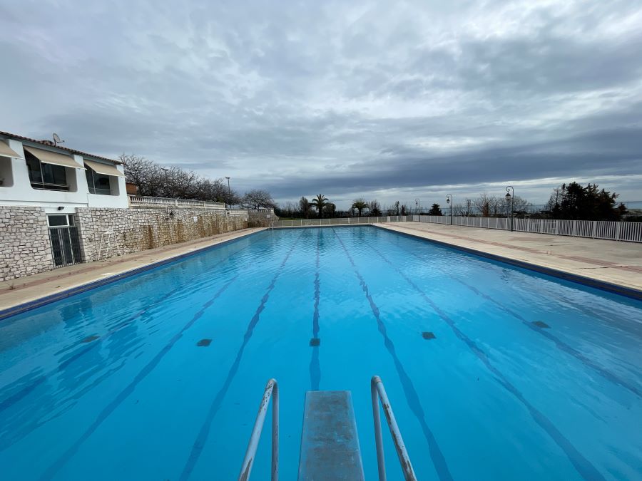 photo d'une trés grande piscine